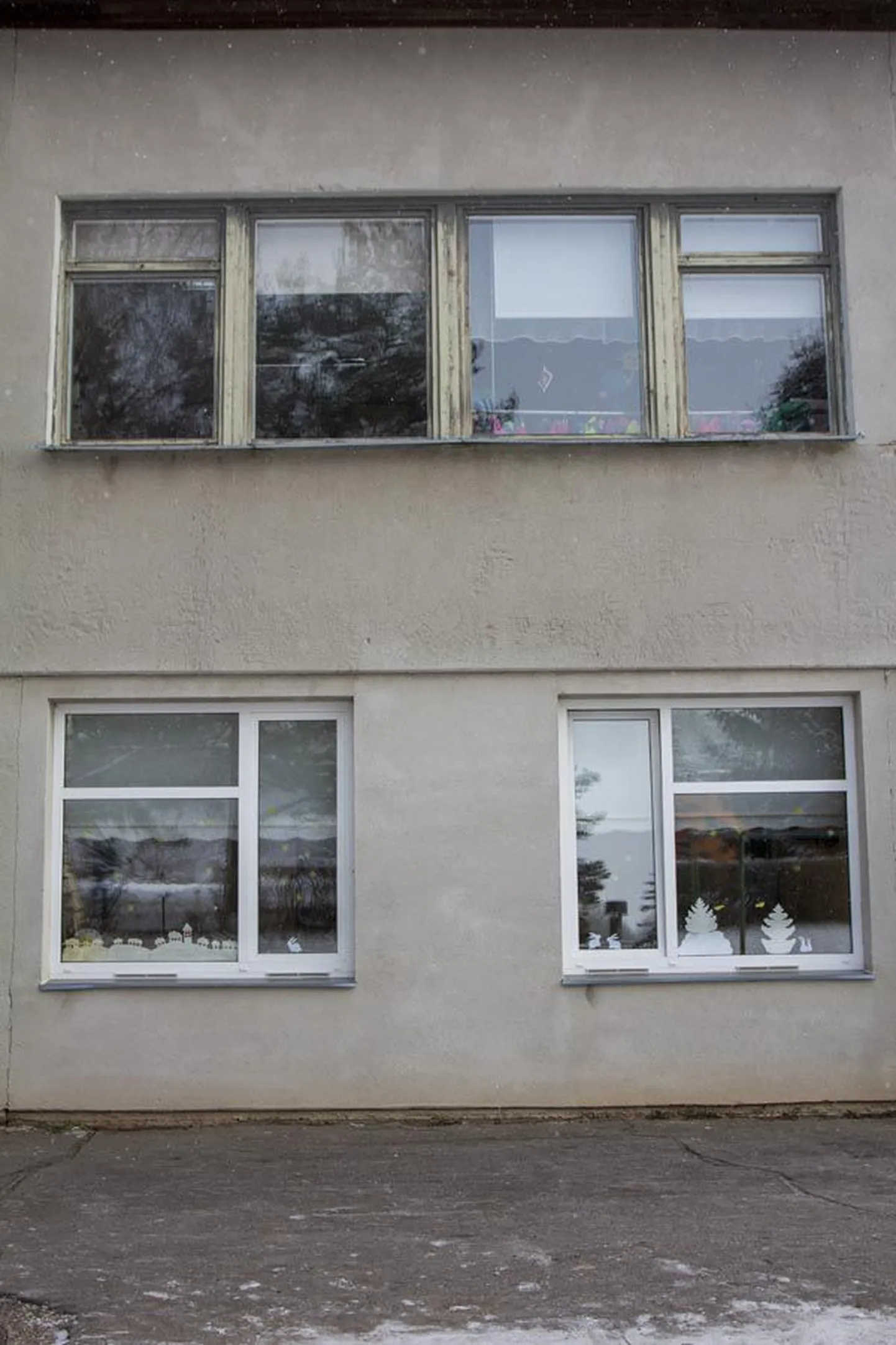 Männimäe lasteaia aknad on heitlikke ilmaolusid trotsinud peaaegu 35 aastat. Raamid on pehkinud ega pea sooja toas.