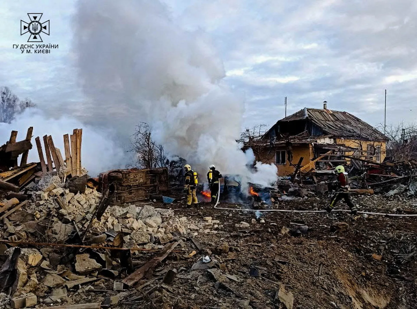 Ukraina päästetöötajad Kiievis.