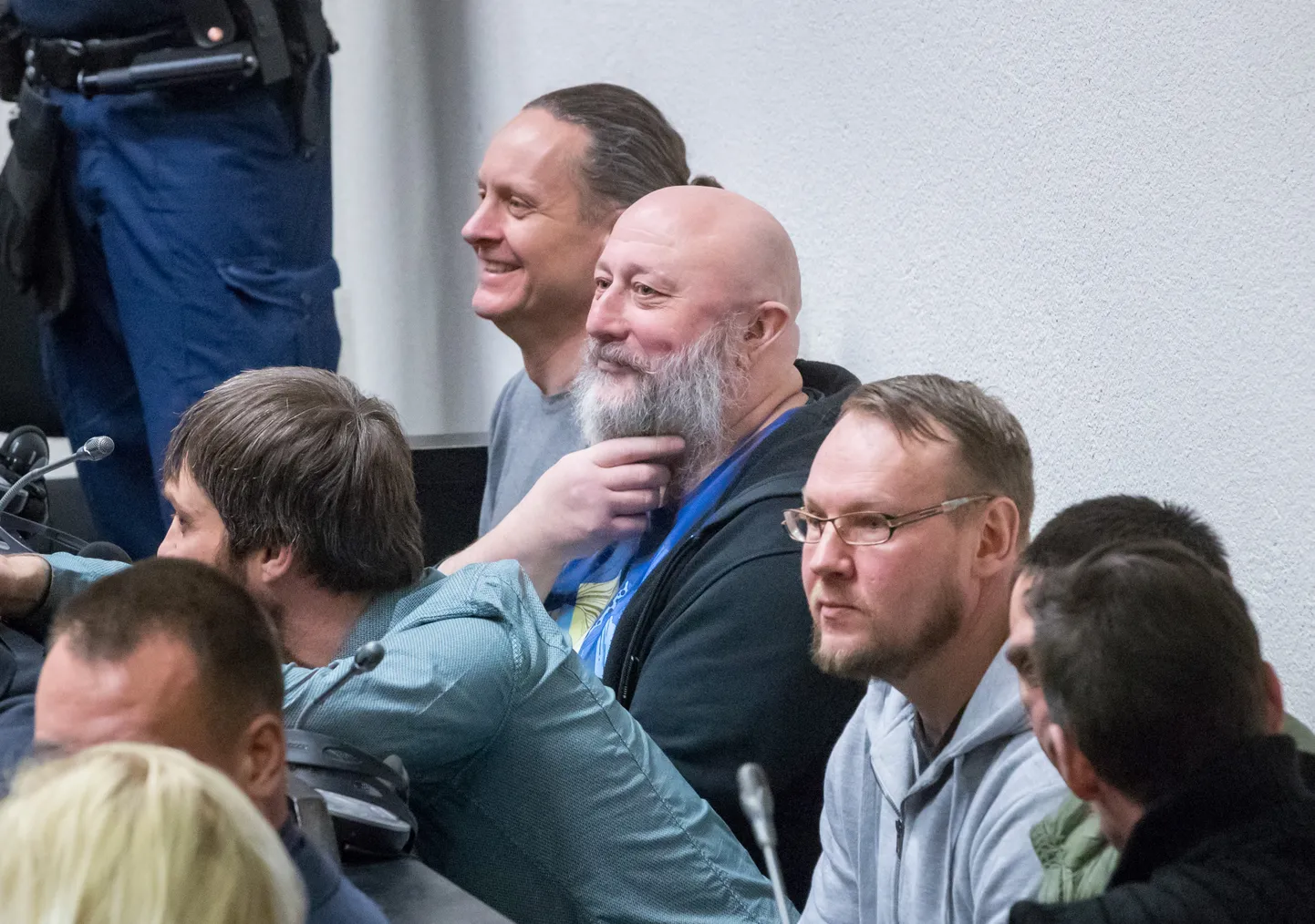 Suures narkoäris süüdistatud kuritegelik grupeering kohtu all. Jõuku juhtinud Jevgeni Medunitsa istub kõige vasakul.