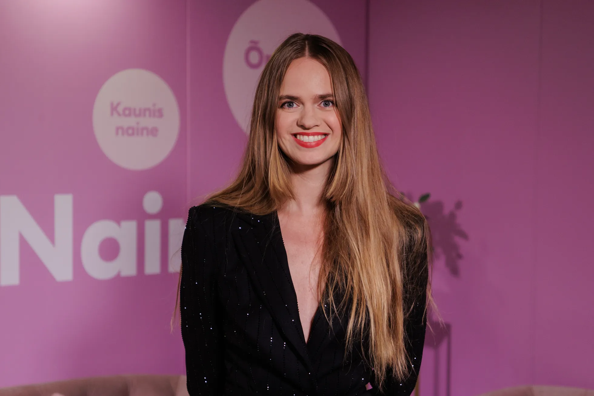 Liina Stein särab vahetult pärast suurejoonelist moeetendust. Talinn Fashion Week 2024. 4. päev.
