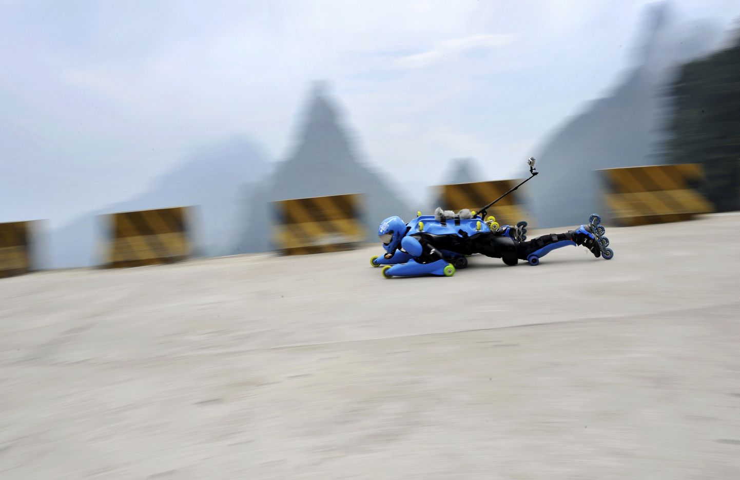 Prantslasest ekstreemrulluisutaja Jean-Yves Blondeau sõitmas Hiinas Tianmeni mäeteel