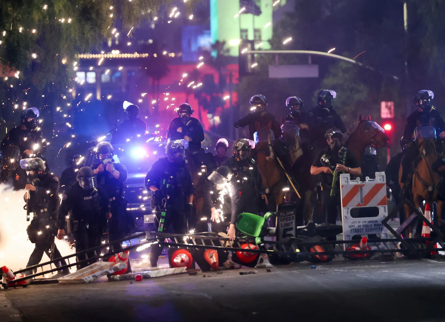 Politseinikud ajamas laiali protestijaid Los Angeleses 8. juunil 2025. aastal.