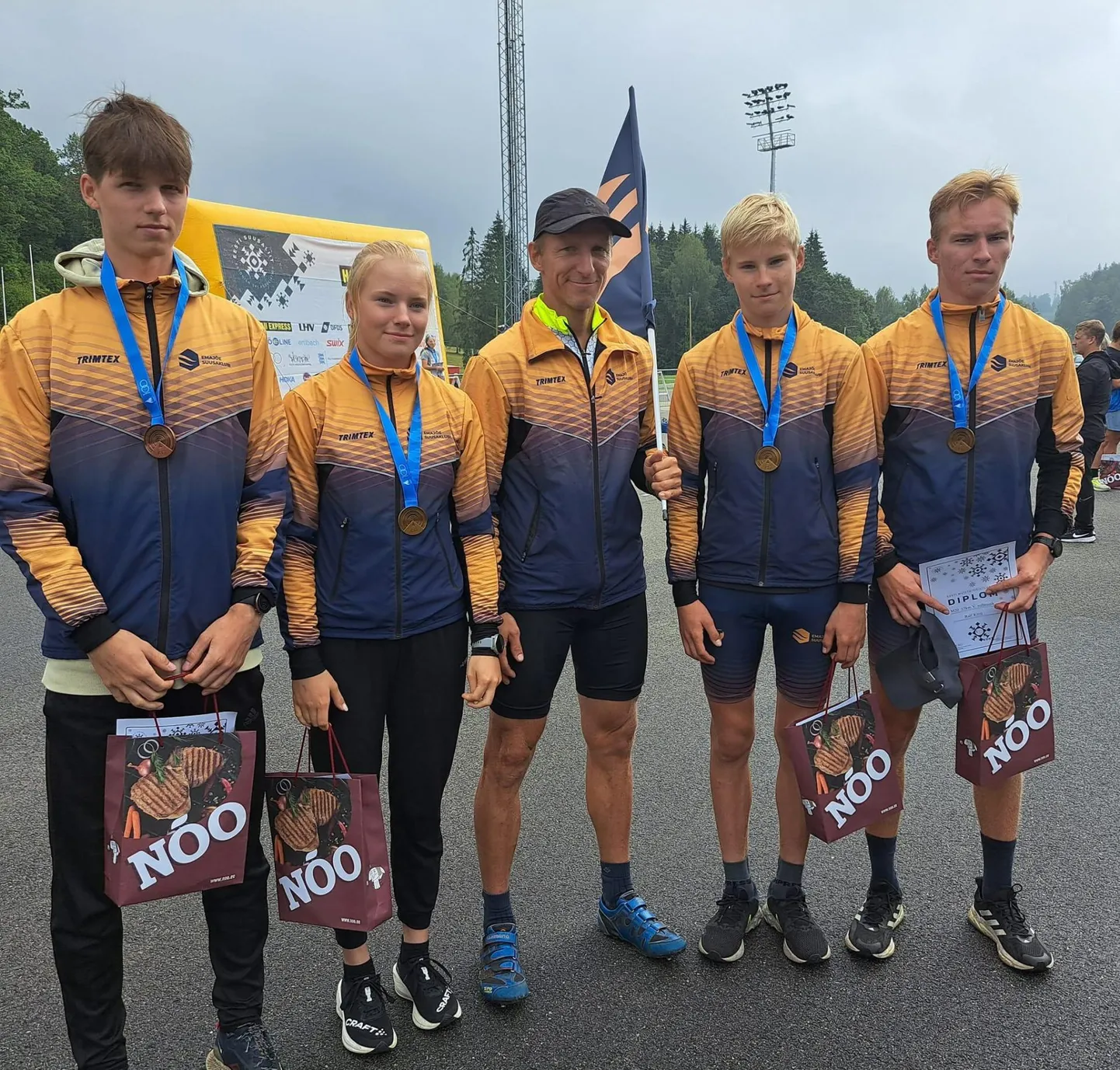 Võistlustelt tulid medaliga koju Robin Kütt (vasakult) ning Gerda, Stefan ja Ralf Kivil. Keskel treener Allar Kivil.