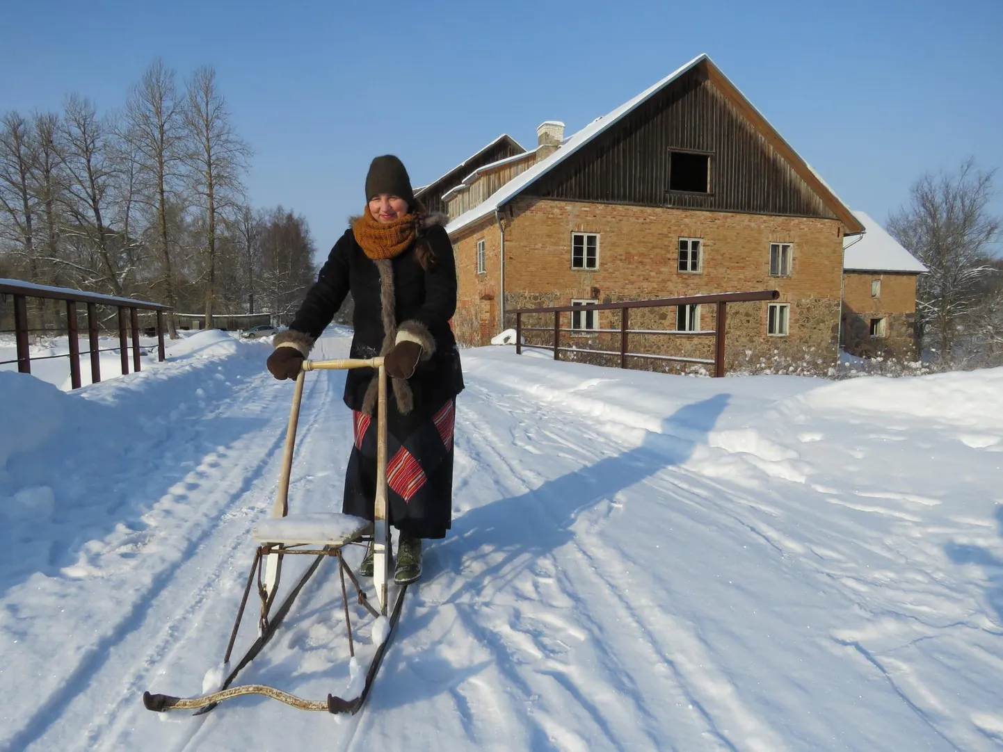 Hellenurme veski ees Soome kelguga sõitev Mae Juske ütleb, et oleks parema meelega kohapeal veski elu edendanud, selmet ametnikega vaielda ja mööda kohtuid käia.