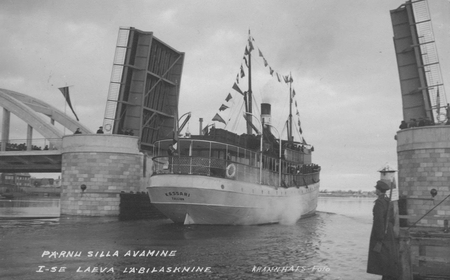 Pärnu Suursilla avamine 1938. aastal. Esimene laev sõidab lahtitehtud silla vahelt läbi.