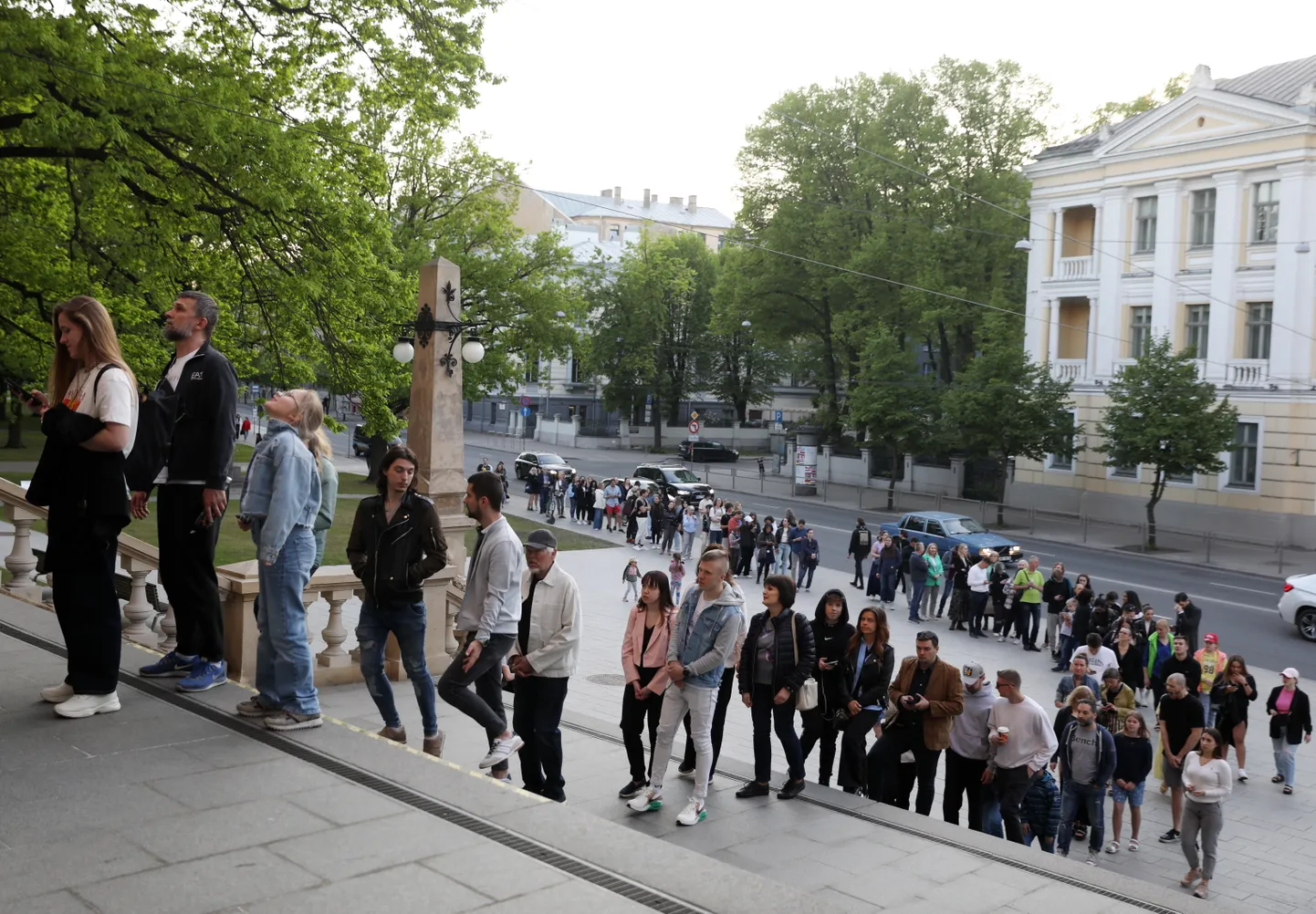 Cilvēku rinda uz Latvijas Nacionālo mākslas muzeju akcijas "Eiropas Muzeju nakts" laikā 2023. gada maijā.