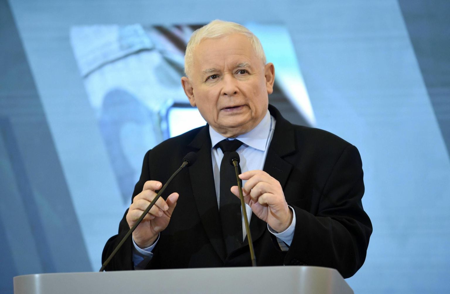 Poolas võimul oleva parempopulistliku Õiguse ja Õigluse (PiS) esimees Jarosław Kaczyński astus juunis tagasi asepeaministri kohalt, et keskenduda erakonna asjadele. Hoolimata sellest, et tal pole ametlikku positsiooni, peetakse teda Poola tegelikuks liidriks.