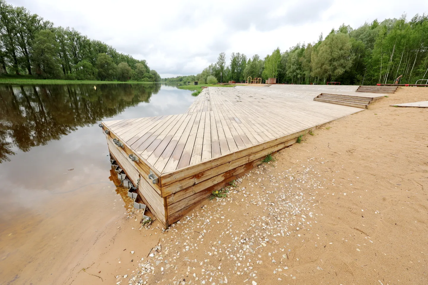 Linnaujulas asuv promenaad peaks olema pigem jõe ääres, mitte otsapidi vees. Kõrge veetaseme tõttu ei ole selle külge saanud kinnitada veel ka vette minevat kaid.