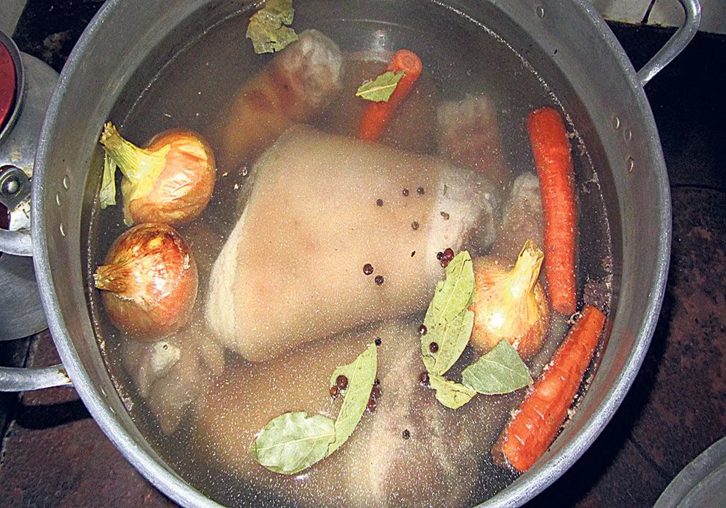 При варке студня не обойтись без моркови, лука и специй.