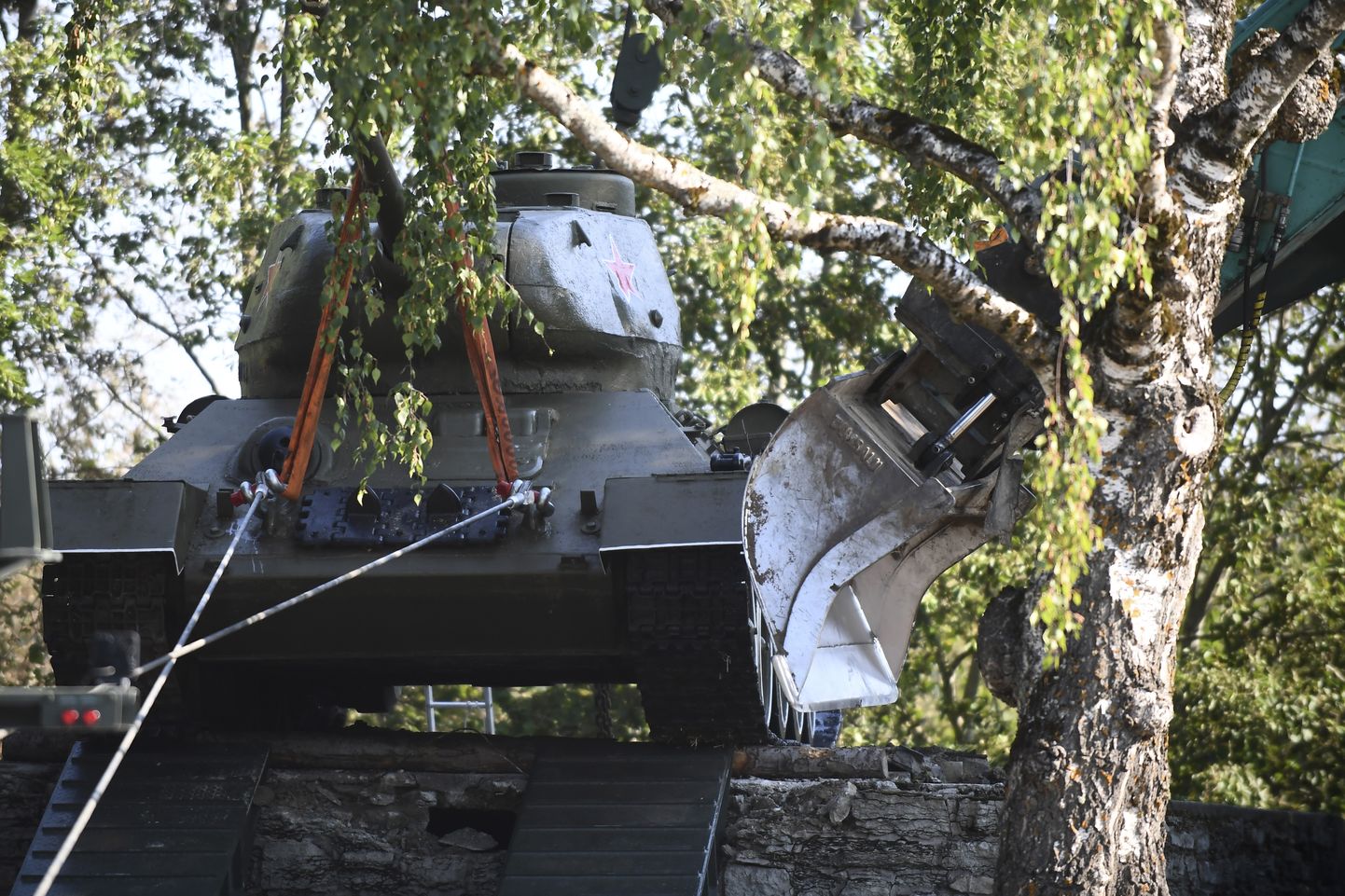 Narvas pievārtē demontēts Otrā pasaules kara laika padomju tanks "T-34"