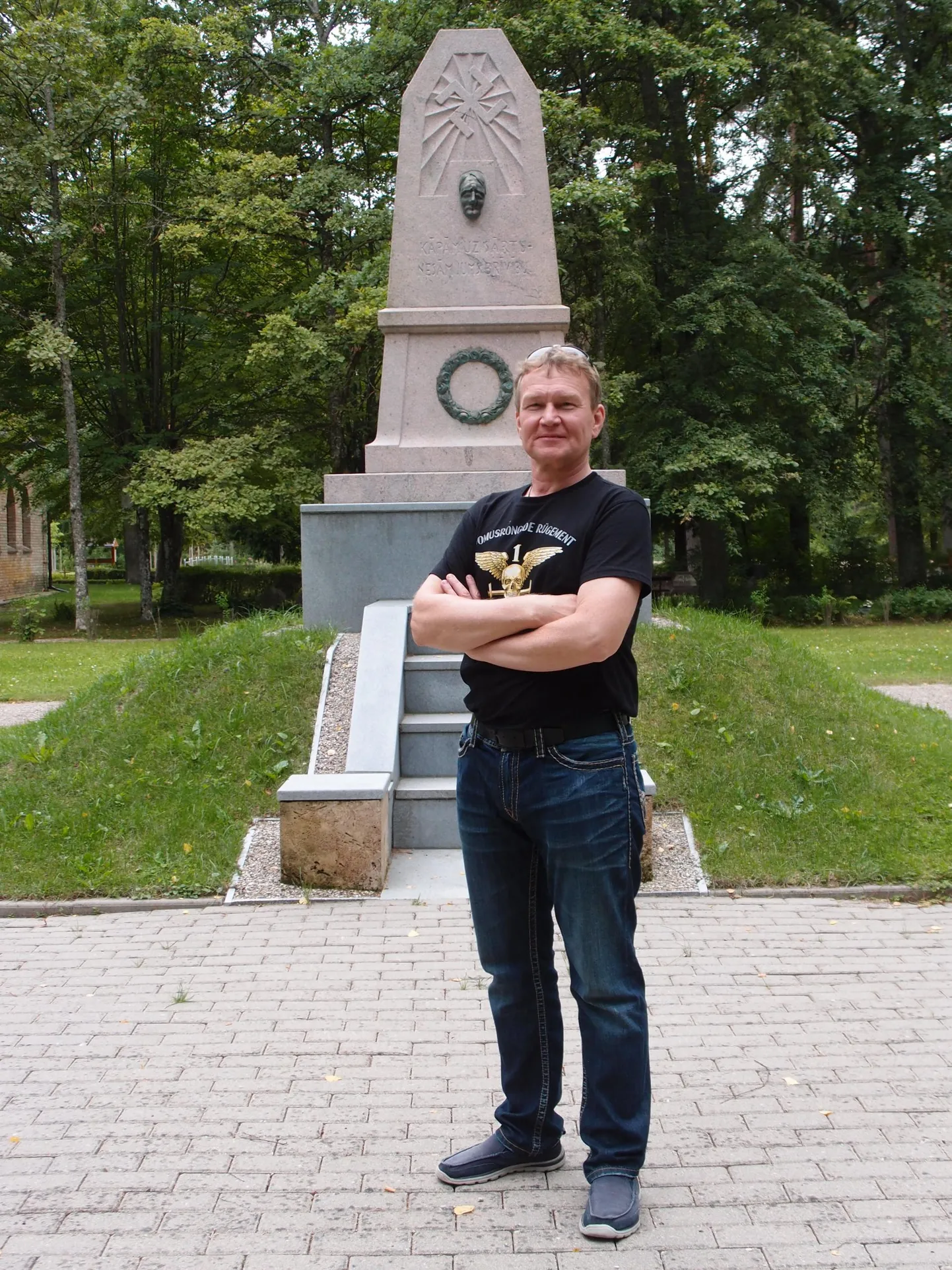 Jaak Pihlak vabadussõjas langenute ausamba juures Jelgavas