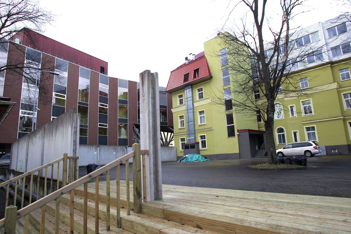 Endist politseimaja ja reaalkooli väikest maja ühendab uus kena puidust trepp.