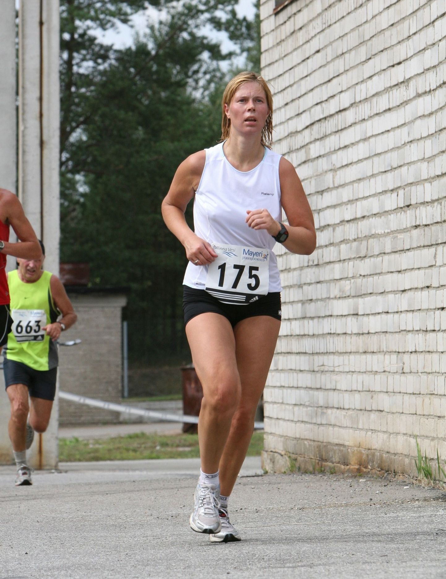 Kersti Kaljulaid jooksmas 2007. aasta kevadel ümber Ülemiste järve. 14 kilomeetri läbimiseks kulus tal 1:08.02, mis andis naiste arvestuses 28. koha.