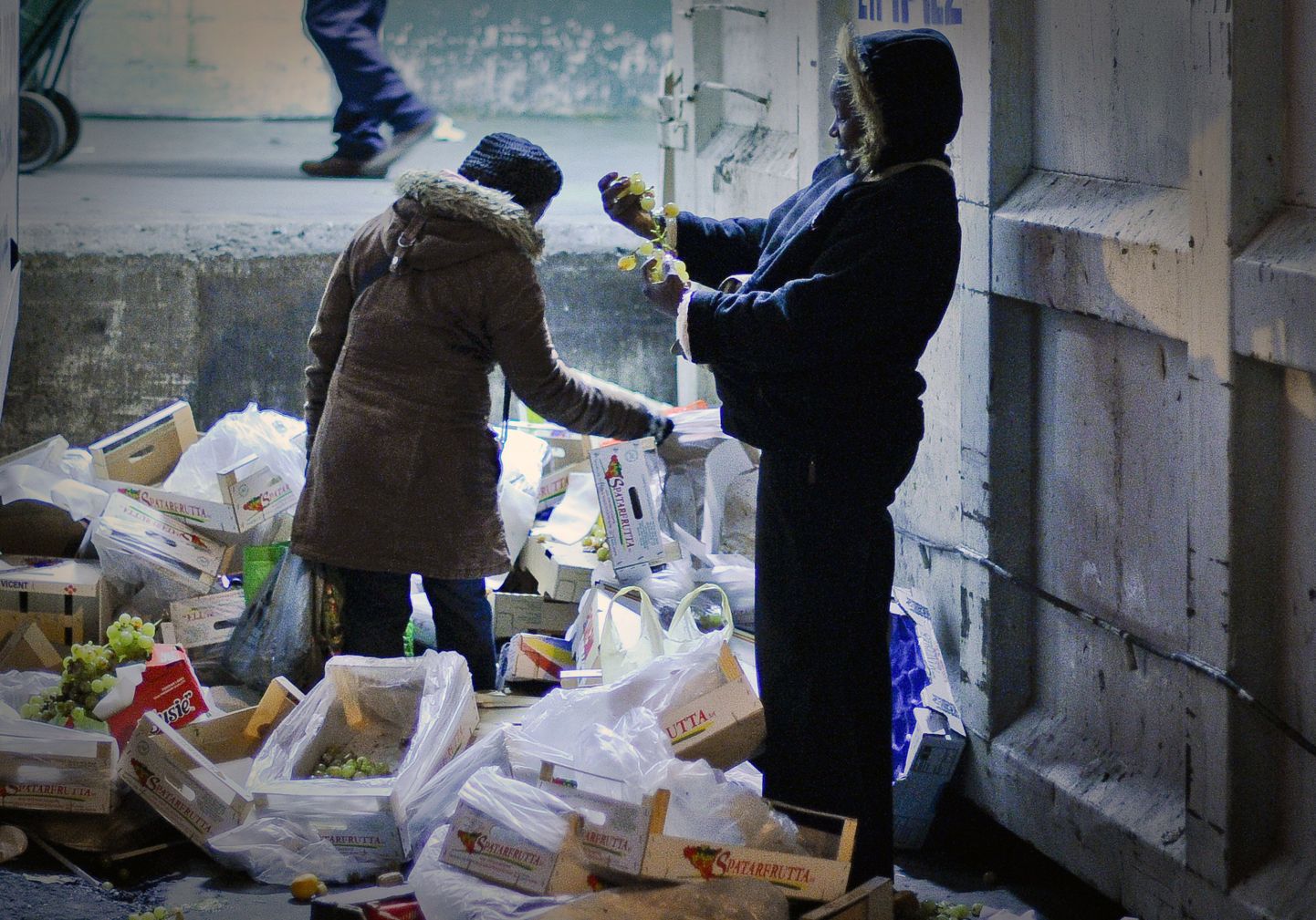 Naised prügist Madriidist toitu otsimas. Foto on illustratiivne.