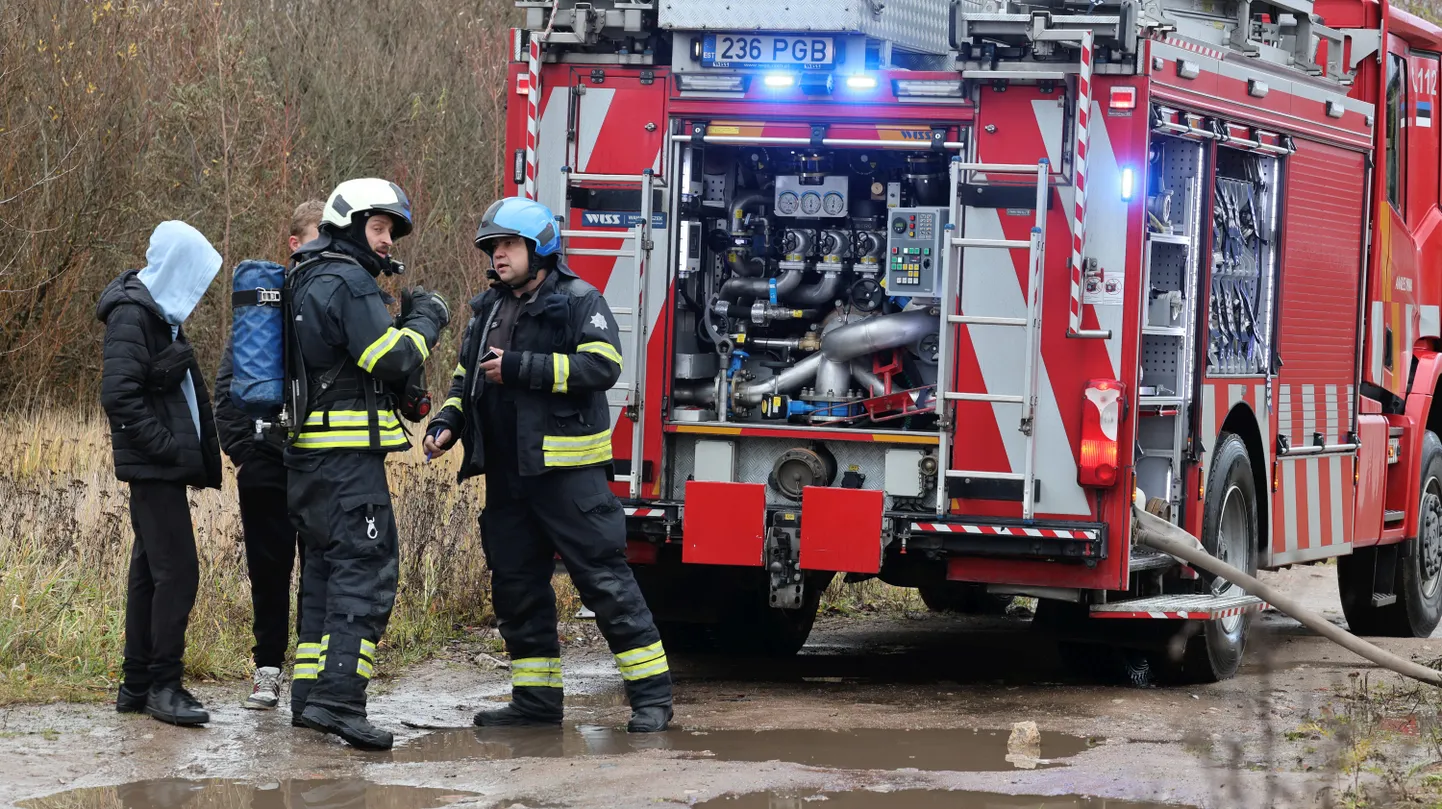 Lääne tänaval põlesid vanad rehvid.