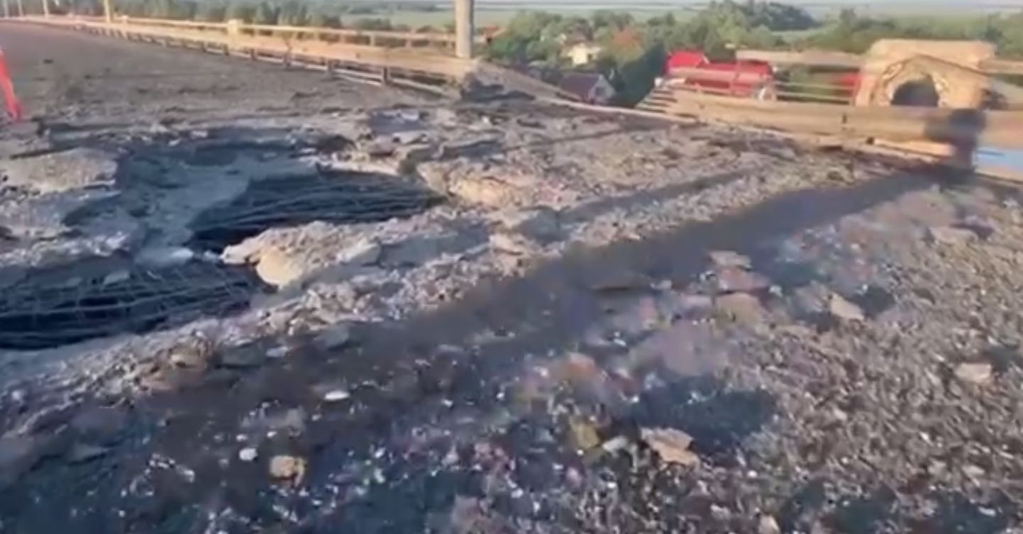 Разрушения на Антоновском мосту у Херсона после украинского обстрела системами HIMARS