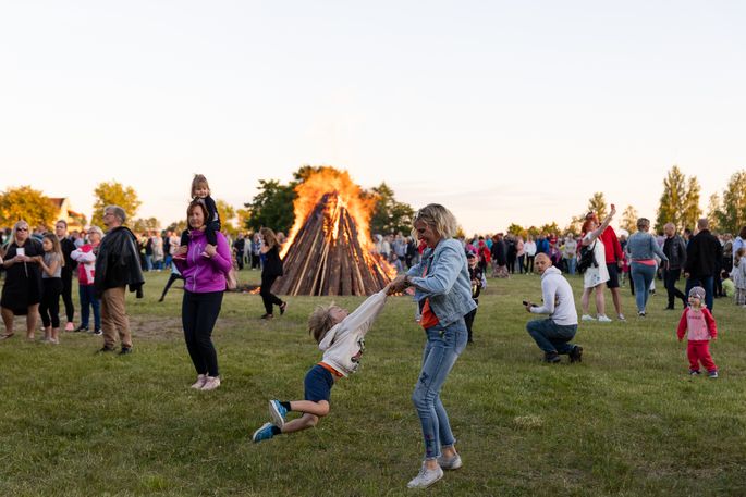 GALERII ⟩ Kuressaare linna jaanitulel nauditi ilusat ilma ja head seltskonda