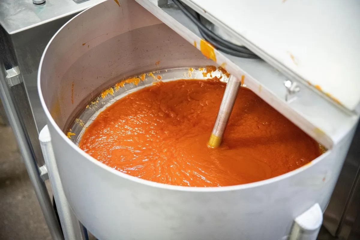 Mango-passionivilja koorejäätise eriline maitse tuleb vaniljejäätisele lisatud moosisegust.
Uue maitse väljatöötamise aeg on erinev, kuid selle tootega katsetati 5–6 moosi maitset. Aus lisab, et uue jäätisega tehtav tootearendustöö võtab aega 3–12 kuud.