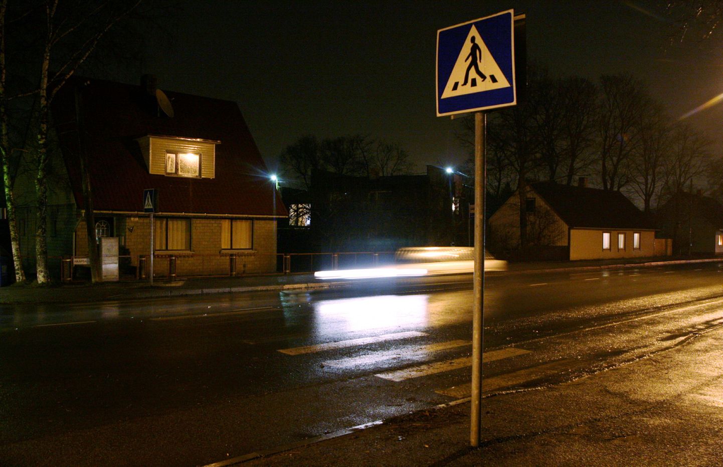 Pärnu linnavalitsus otsustas kulude kokkuhoidmiseks öisel ajal iga teise tänavavalgustuslambi välja keerata, jättes endiseks üksnes ristmike ja ülekäiguradade valgustuse.