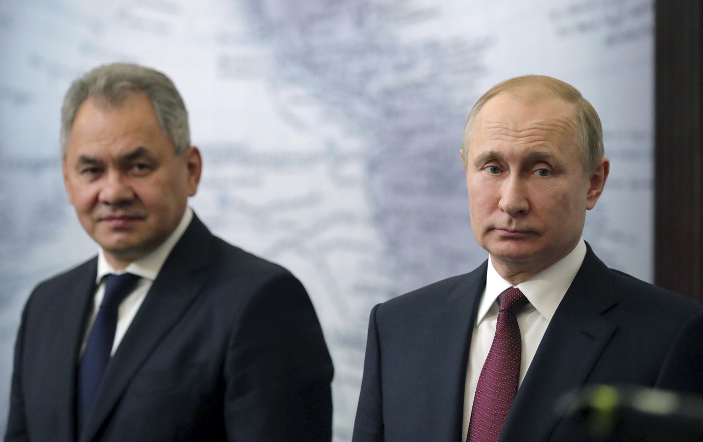 Venemaa president Vladimir Putin (paremal) ja kaitseminister Sergei Šoigu Vene Geograafia Seltsi järelvalvenõukogu istungil Peterburis.
