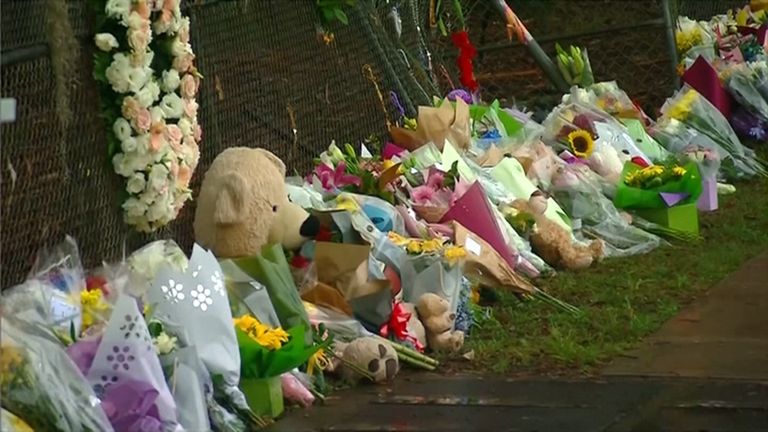 Lilled ja kaisukaru hukkunud laste mälestuspaigas.