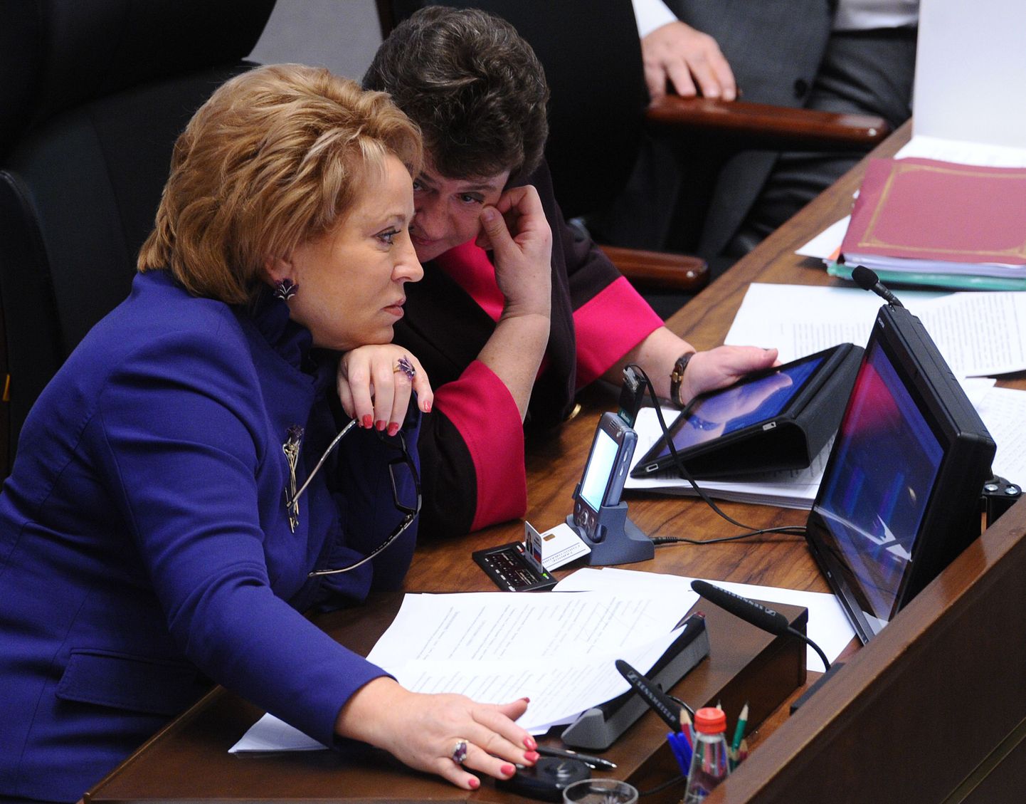 Vene Föderatsiooninõukogu esimees Valentina Matvijenko (vasakul) kuulab asespiikrit Svetlana Orlovat.