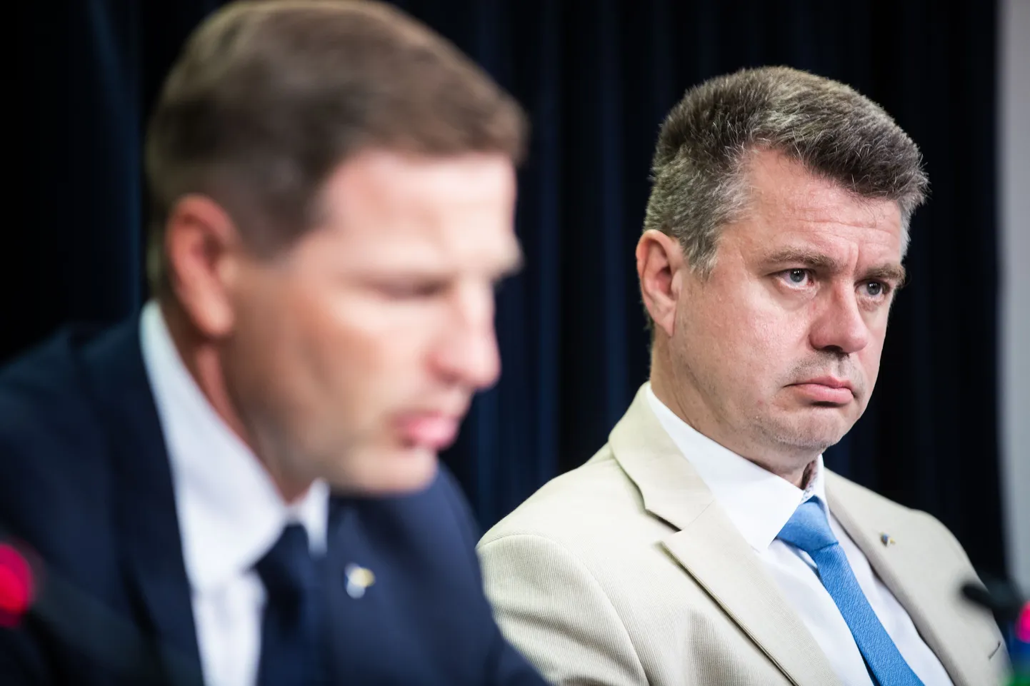 Kaitseminister Hanno Pevkuri ja riigikogu riigieelarve kontrolli erikomisjoni esimehe Urmas Reinsalu jutt laskemoona hankimisest erinevad nagu öö ja päev.