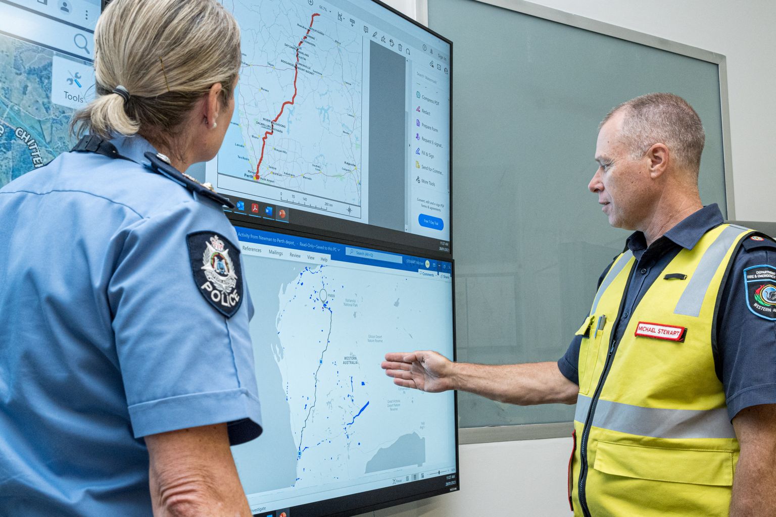 Austraalia eriolukordade meeskonna liikmed vaatamas kaardilt ala ja teed, kus kadus transportimisel ohtlik radioaktiivne kapsel