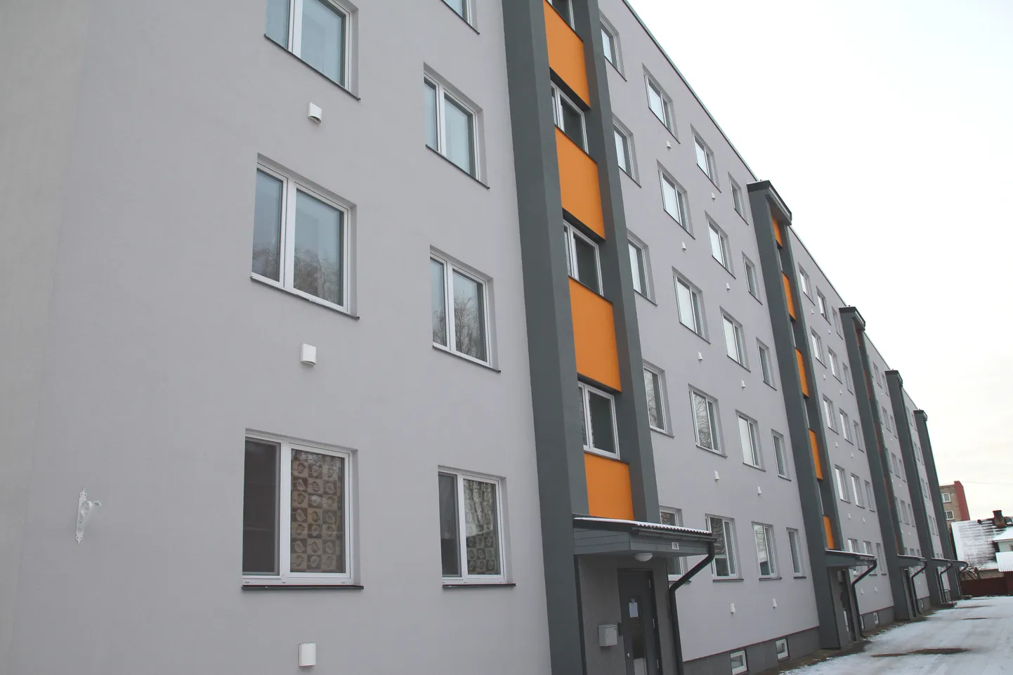 Kreutzwaldi tänaval asub Võru üks väärtuslikum hiljuti täielikult renoveeritud kortermaja. Tegusad korteriühistud on laenuandjatele meeldivad koostööpartnerid. Ühistu võtab endale küll aastateks laenukohustuse, kuid igakuised kommunaalkulud on säästlikuma maja puhul samavõrra väiksemad. Uuel aastal jõustuv seadus loob nüüd tegusate korteriühistute tekkeks head eeldused.