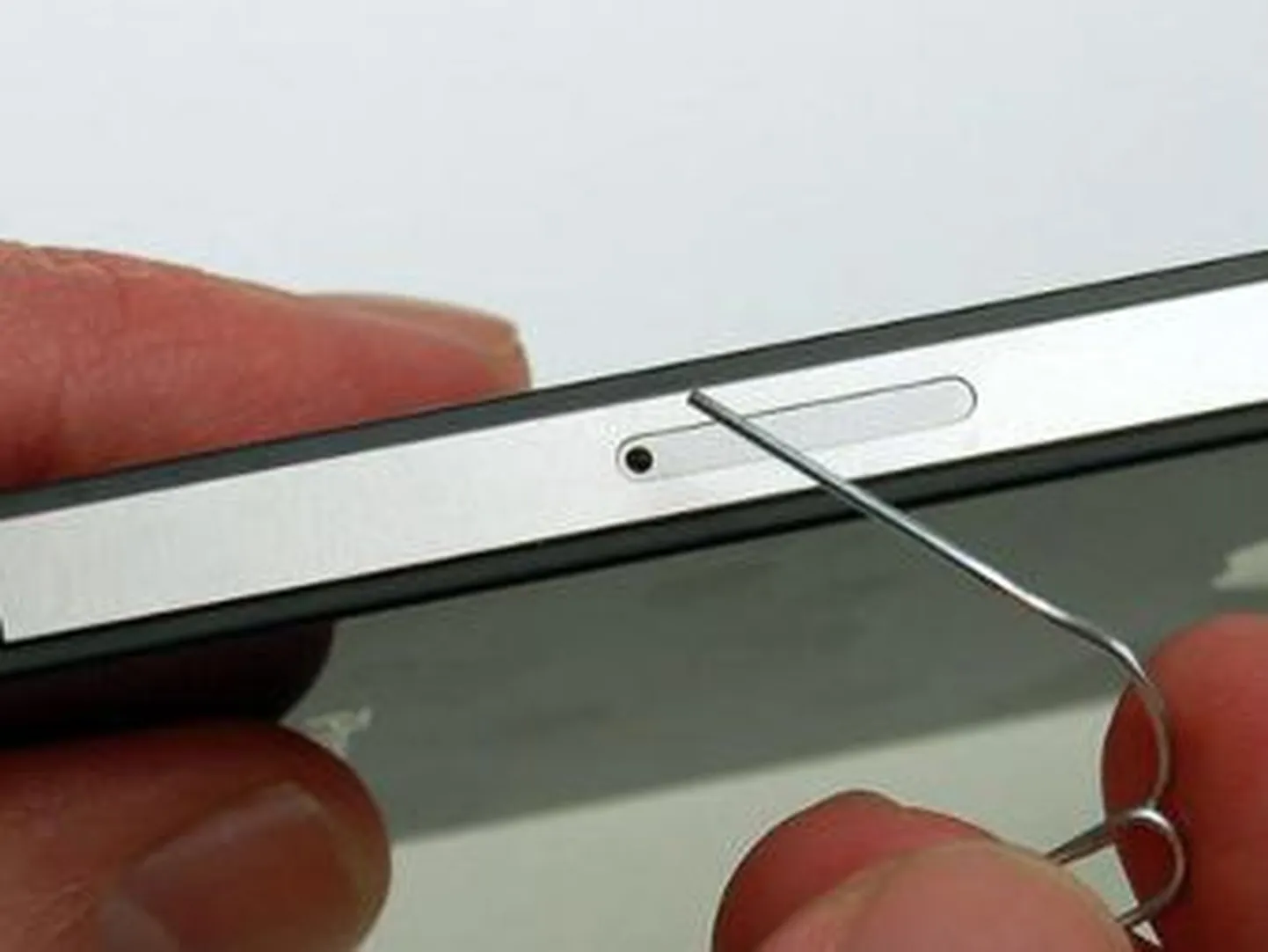 Как обойти пароль iPhone при помощи скрепки?
