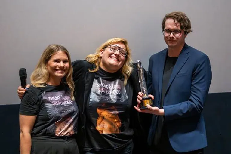 Režissöör Anna Hints andis dokumentaalfilmi «Savvusanna sõsarad» eest pälvitud Euroopa Filmiakadeemia auhinna üle Filmimuuseumile.