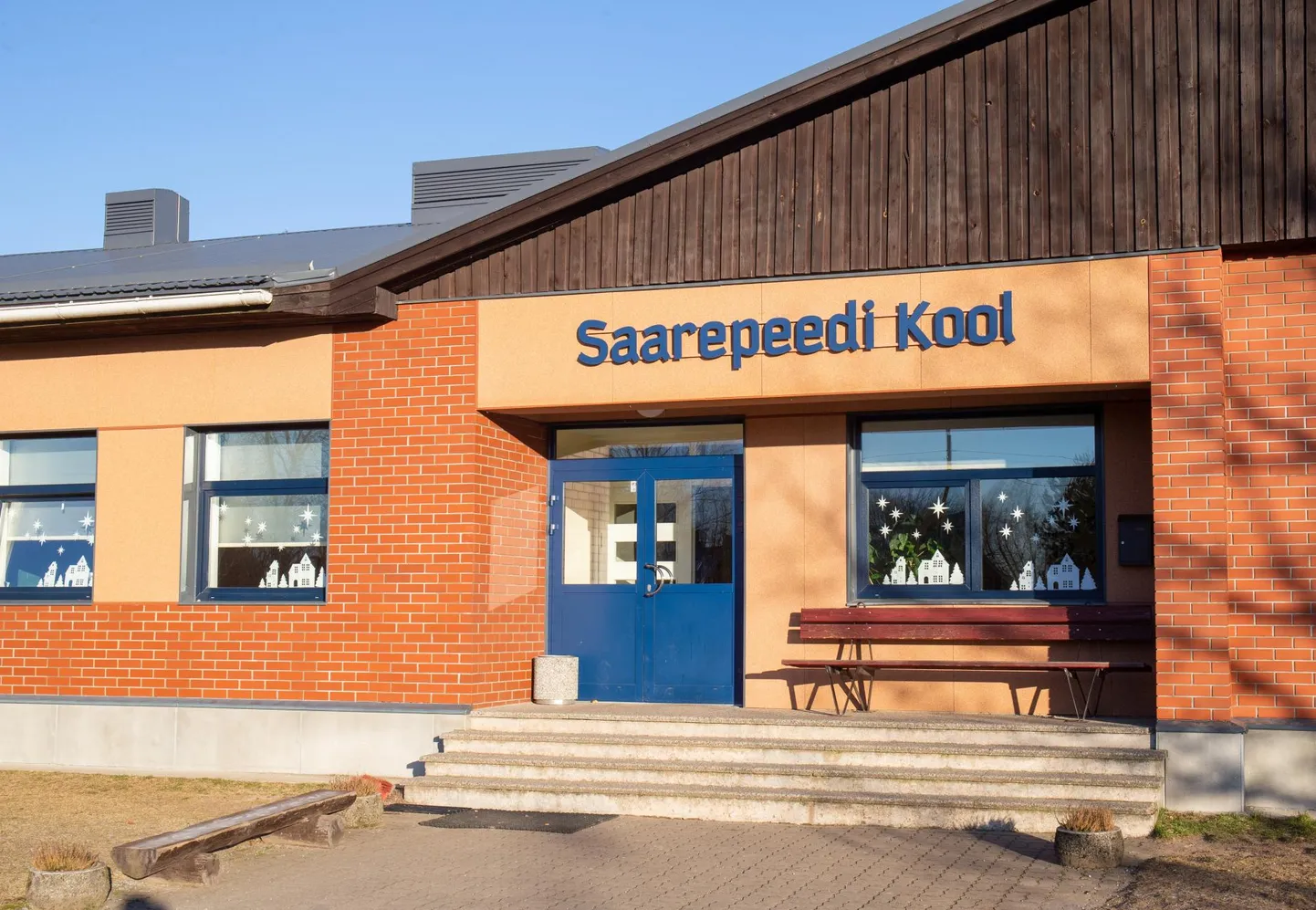 28 Saarepeedi kooli töötajat kirjutasid direktori toetuseks avalduse veel enne, kui järelevalvekomisjon tööd alustas. Suur osa töötajatest on endiselt seda meelt, et lahkuvale koolijuhile on järelevalve õiendis liiga tehtud.