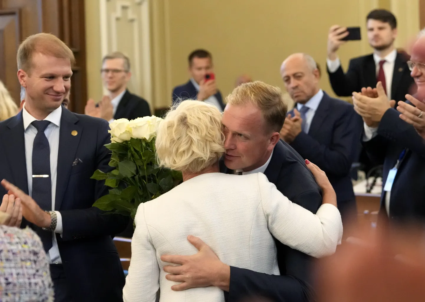 Ekonomikas ministrs Viktors Valainis sveic jaunievēlēto Saeimas priekšsēdētāju Daigu Mieriņu Saeimas ārkārtas sēdes laikā, kurā ievēlējā Saeimas priekšsēdētāju.