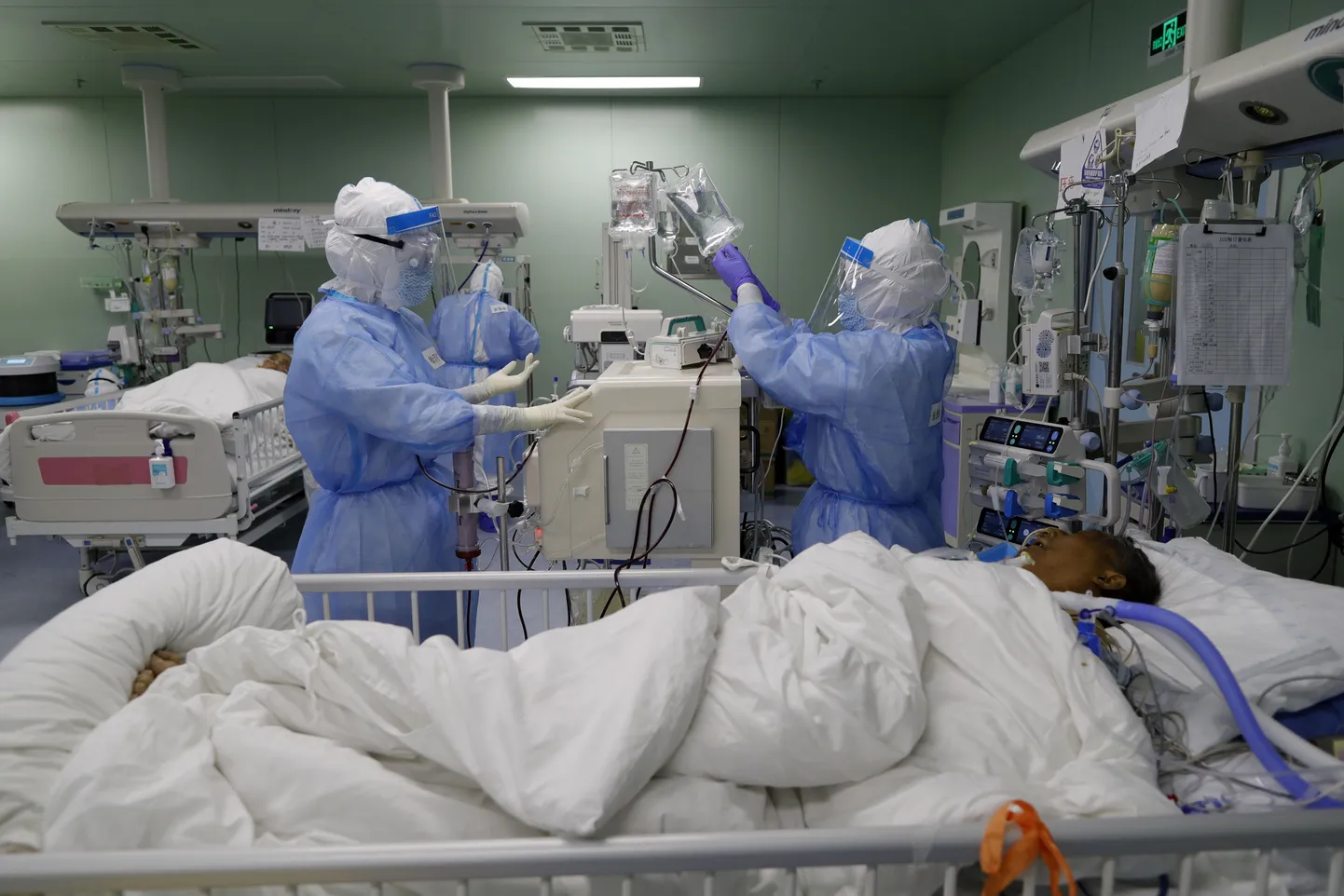 Meedikud Wuhani haiglas koroonapatsienti ravimas. Foto on illustratiivne.