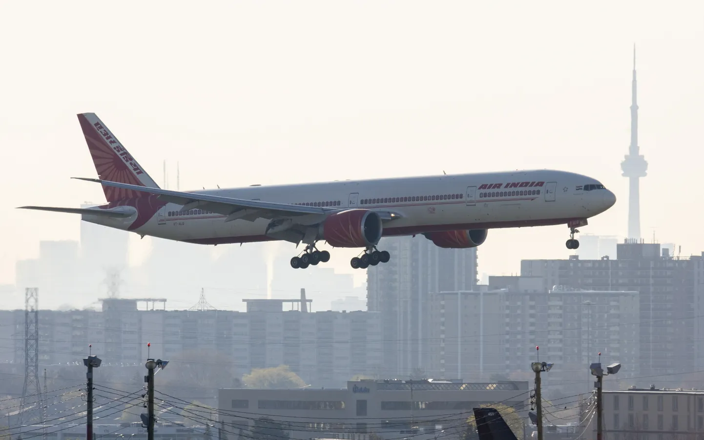 Lennufirma Air India reisilennuk maandumas Toronto rahvusvahelisele lennuväljale.