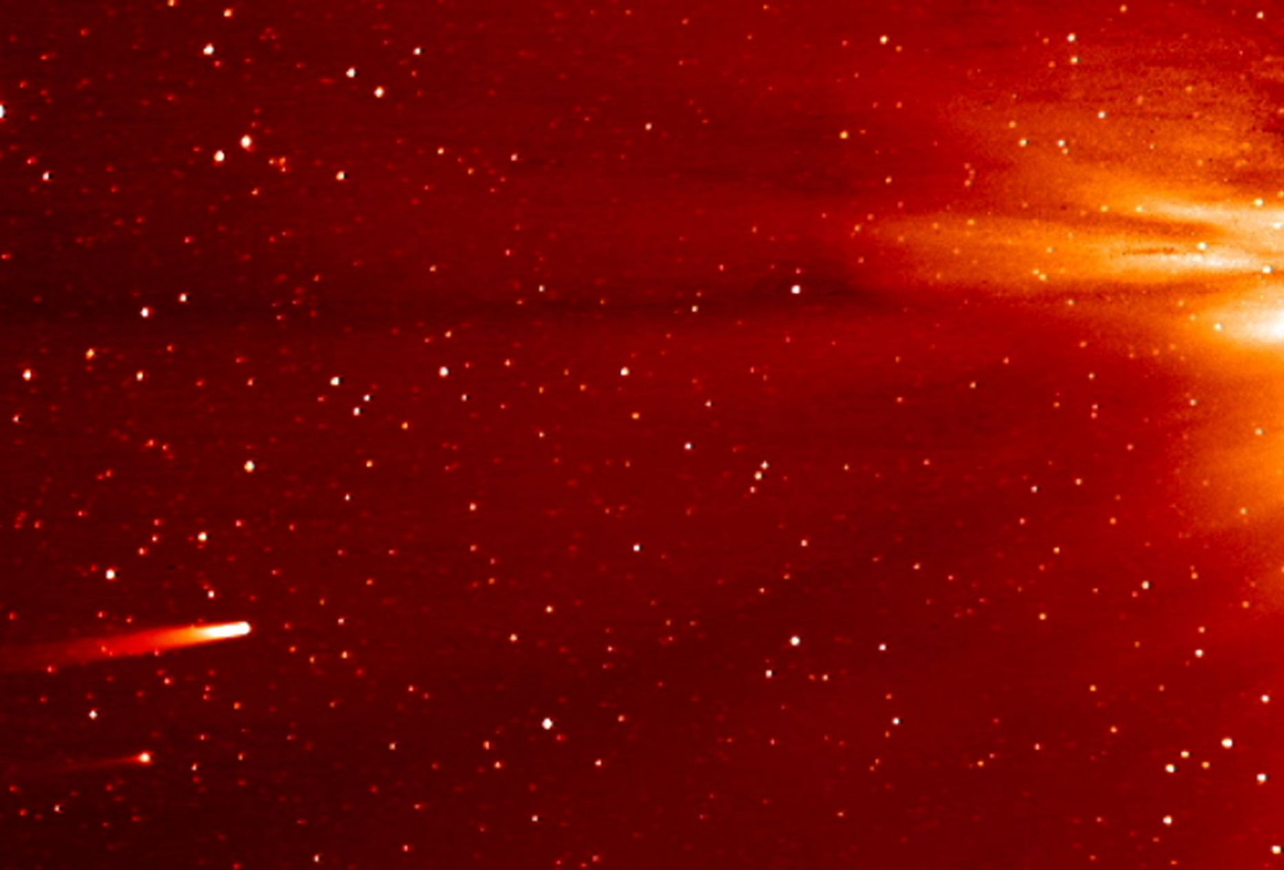 Комета ISON (слева) приближается к Солнцу