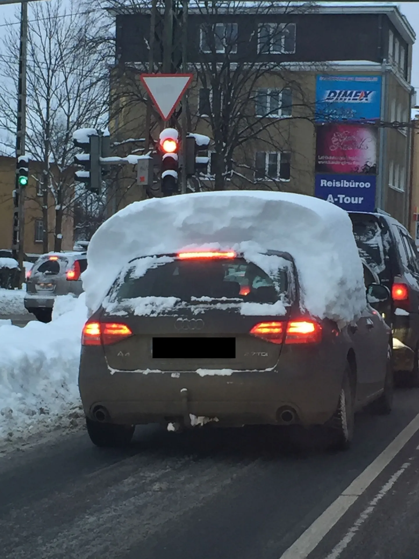 Selline lumemüts võib autojuhile trahvi kaasa tuua.