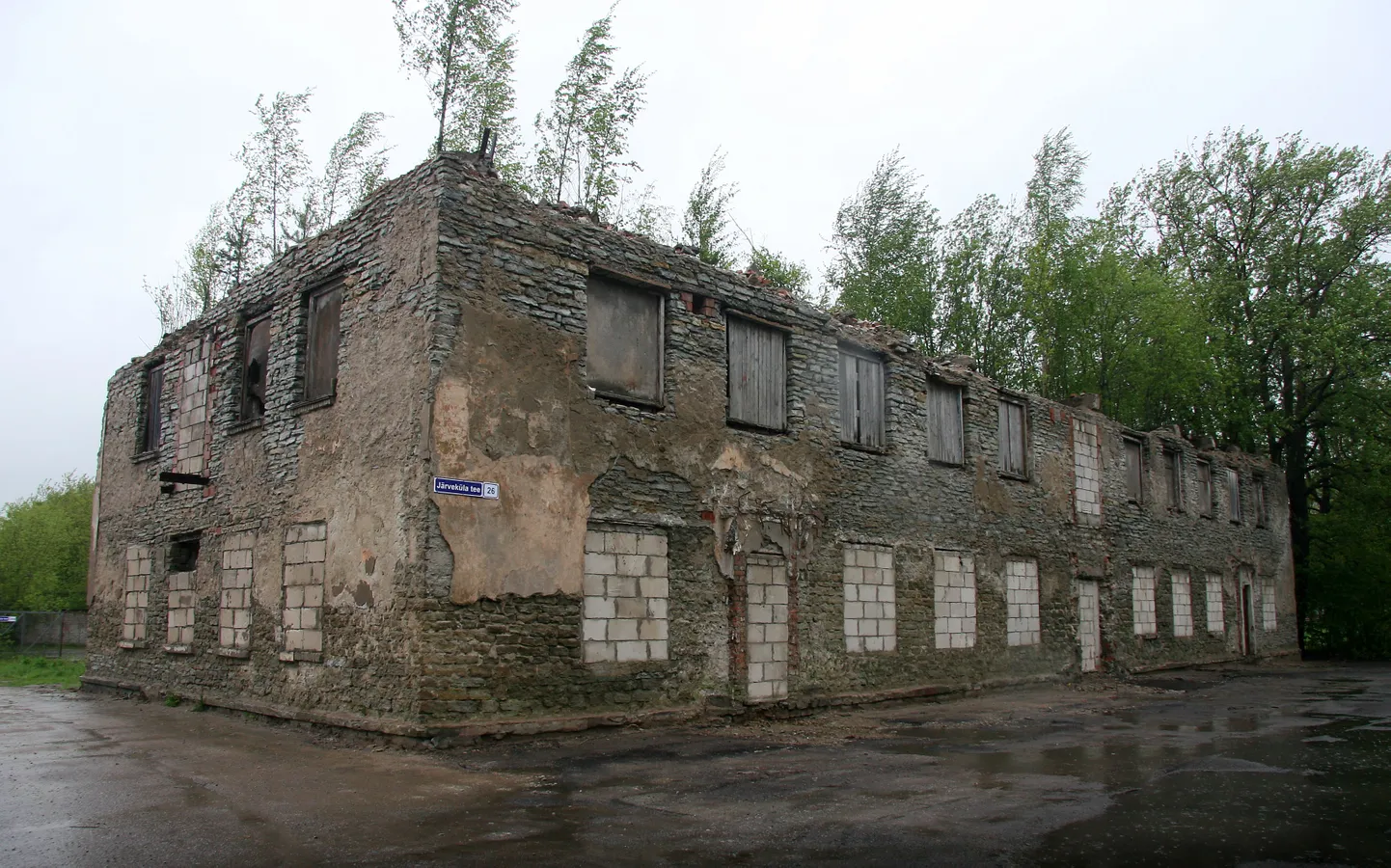 Uus omanik tahab üle 20 aasta tühjalt seisnud ja lagunenud endise Tarve teenindusmaja hoone maha lammutada, kuid ei ole selleks veel luba saanud.