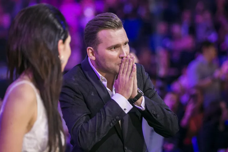 Laval lahku läinud armastajad, eraelus parimad sõbrad. Koidu ja Laura ühel lainel olekust annab selget tunnistust ka sarnane kehakeel.