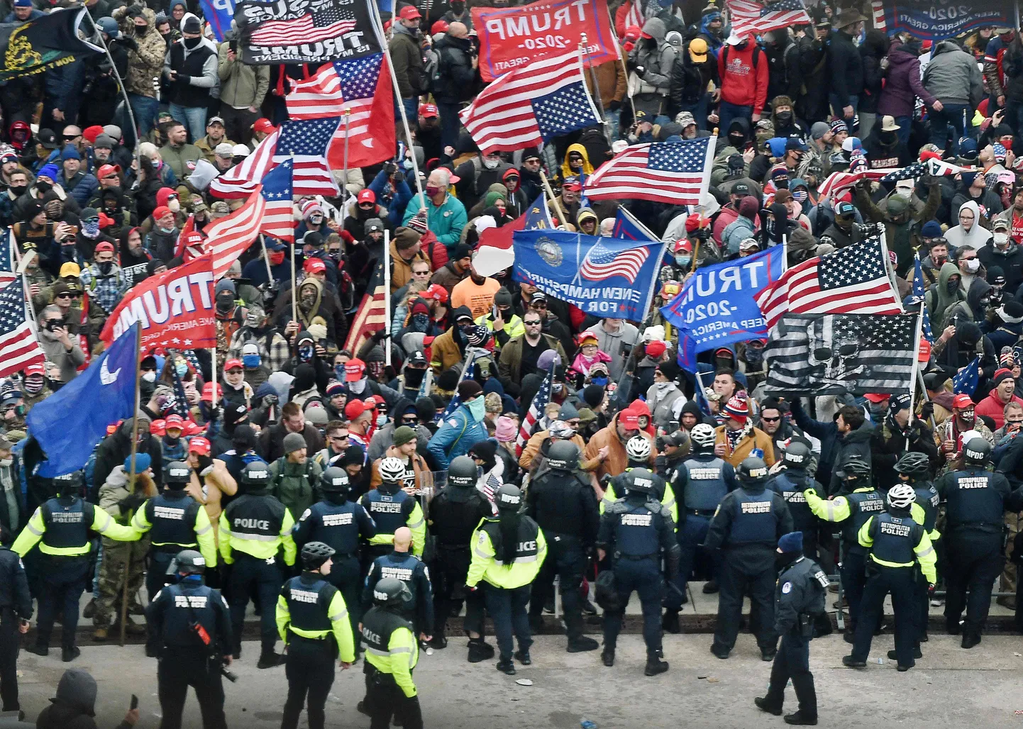 Donald Trumpi toetajad Washingtonis Kapitooliumi juures mullu 6. jaanuaril.