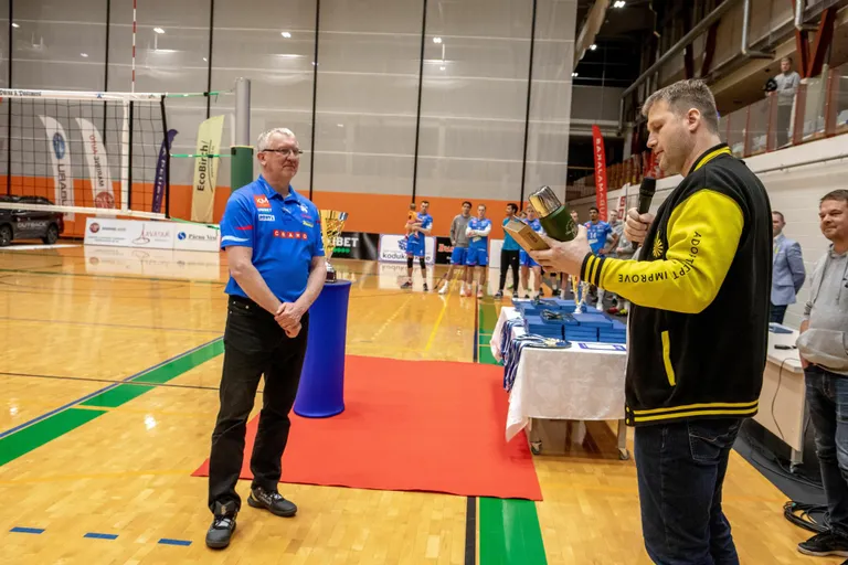 Pärnu võrkpalliklubi mänedžer Jaanus Nõmmsalu varustas Rovaniemi naiskonda tüürima asuva Avo Keele termose ja naiste psühholoogia õpikuga.