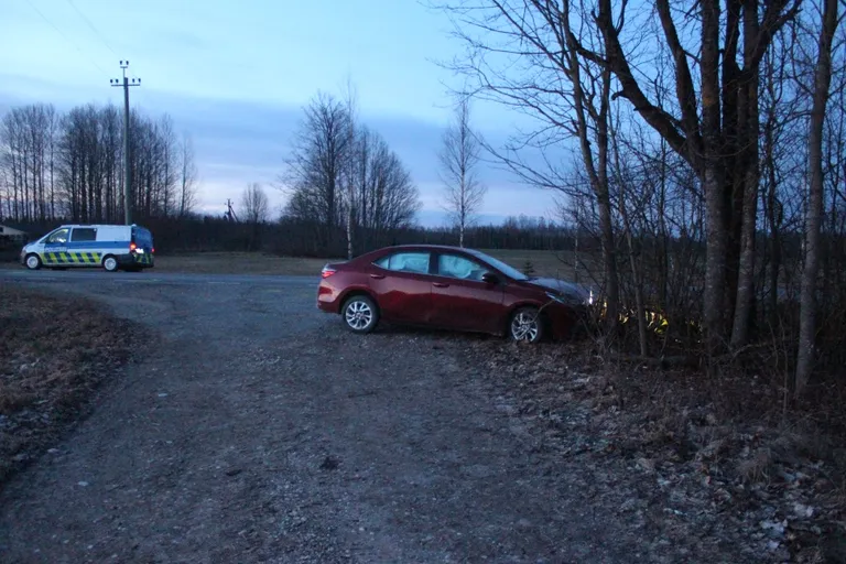 Kokkupõrkel politseisõidukiga paiskus Toyota vastu puud.