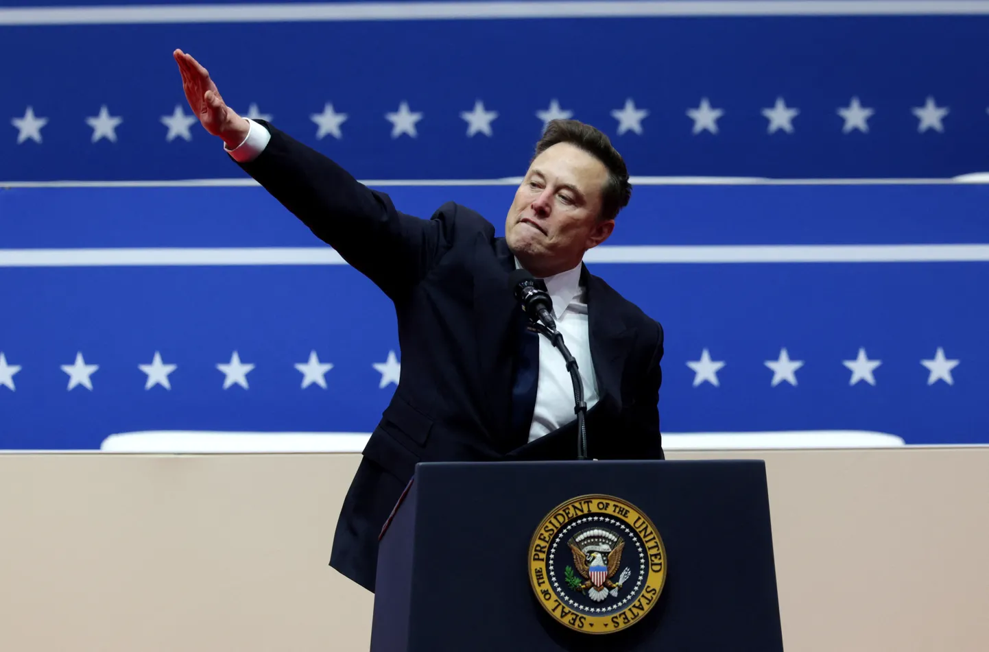 20. jaanuaril toimunud presidendi ametisse astumise üritusel tegi Musk laval žesti, mida paljud tõlgendasid natsisaluudina.
