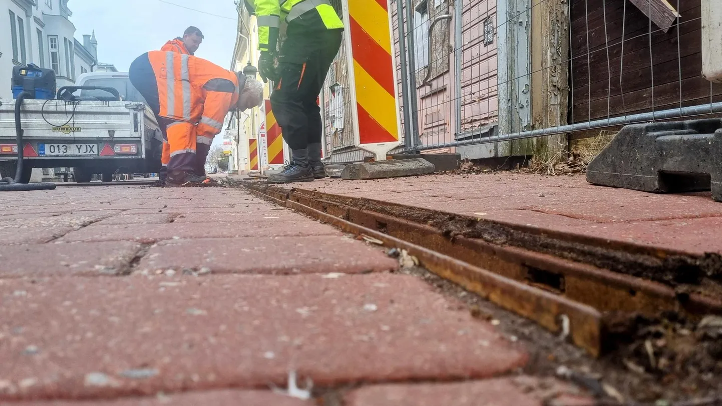 Sillutisekivid on ajaga niivõrd palju vajunud, et rennid on kõrgemad.