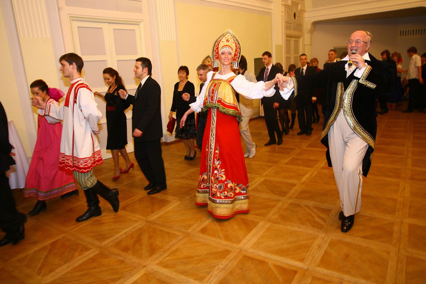 Pildil on Mustpeade Majas toimunud vene balli külalised.