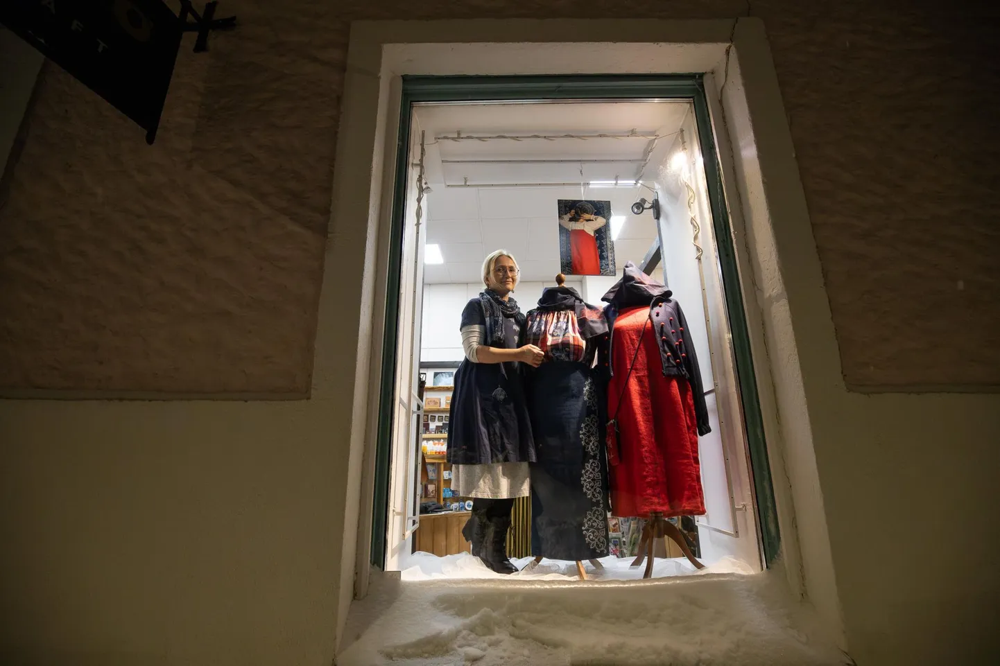 Õnne Uus toob paku- ja reservtrükis rõivaste ja kangastega Rakvere talve Peipsimaa ajaloolist hõngu.
