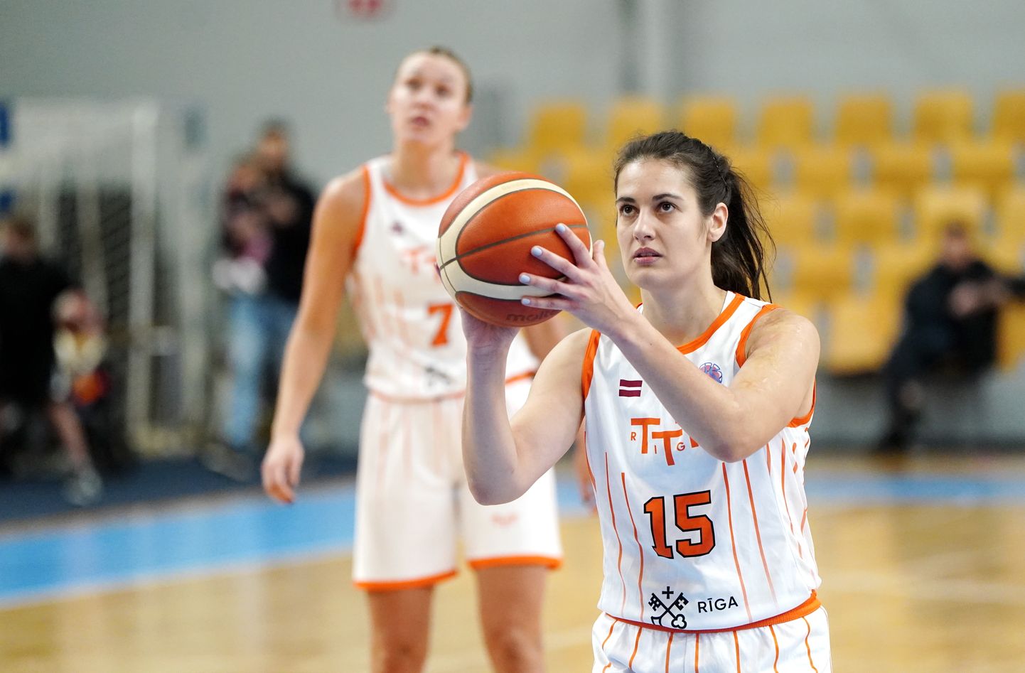 "TTT Rīga" spēlētāja Ieva Pulvere (nr.15, baltā tērpā) FIBA Eirokausa spēlē basketbolā sievietēm starp "TTT Rīga" un Turcijas "Melikgazi Kayseri" komandām "Rimi" Olimpiskajā centrā.