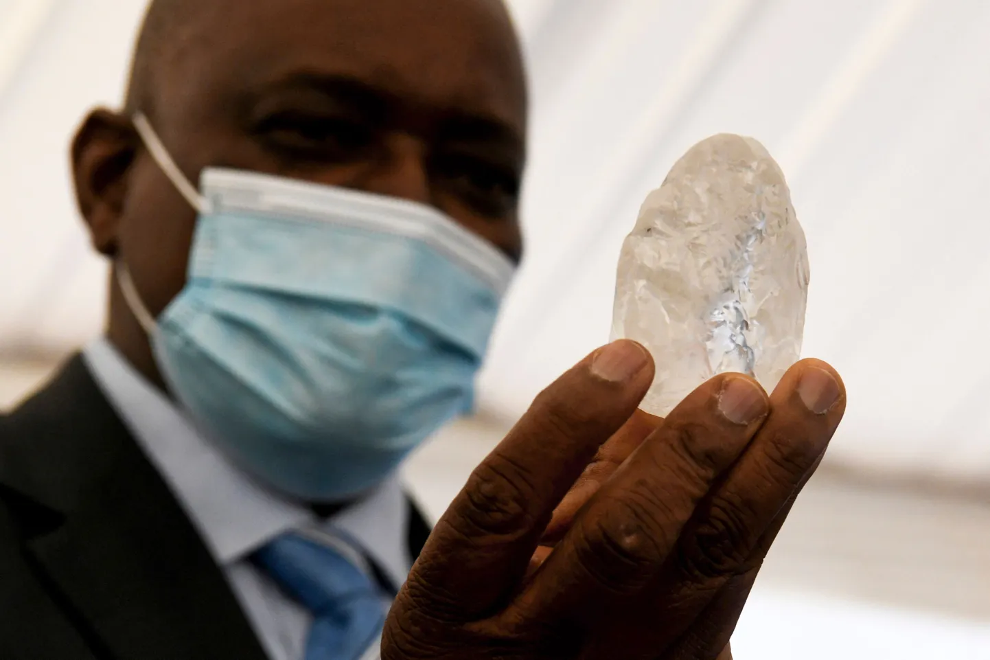 Botswana president Mokgweetsi Masisi hoidmas enda käes Debswana leidu.