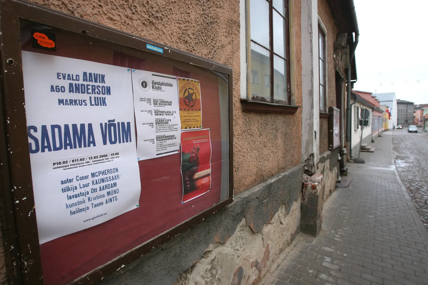 Tartu Uus Teater sai alguse Lutsu teatrimajas Jakobi ja Lutsu nurgal, kus praegu asub Teatri Kodu, aga kus kümme aastat tagasi tegutses Genialistide klubi ja 11. jaanuaril 2008 esietendus «Sadama võim».