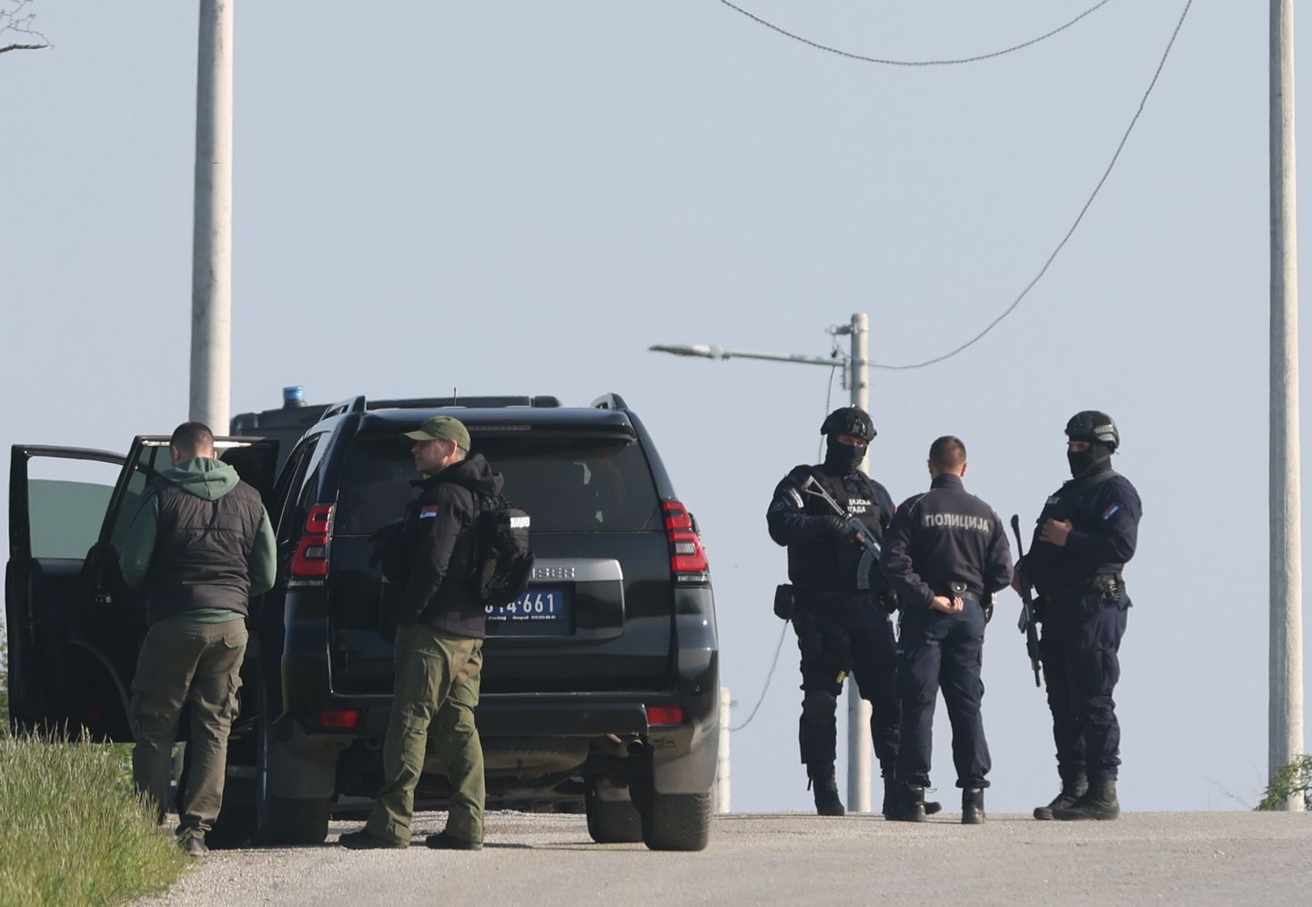 Relvastatud politseiametnikud  Dubona külas Mladenovaci lähedal Serbias 05. mail 2023 pärast seda, kui eelmise päeva hilisõhtul tappis ametivõimude poolt ainult U.B. nime all tuvastatud relvastatud mees kaheksa inimest.